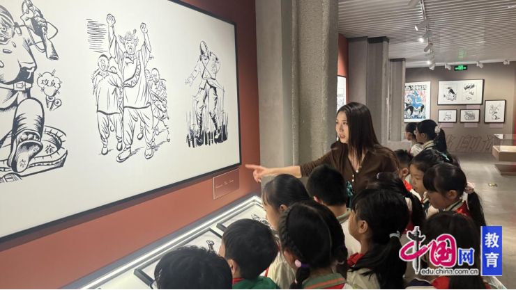 走出教室学历史！成都和平街小学在报业馆里解锁“老报纸+新画作”课堂