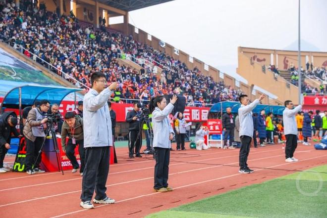 “萤河计划”乐队闪耀“渝超”赛场每个孩子都是最亮的星！(图3)